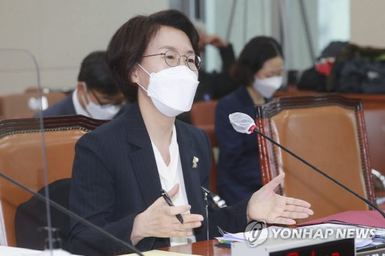 임혜숙 과학기술정보통신부 장관 후보자가 4일 서울 여의도 국회 과학기술정보방송통신위원회에서 열린 인사청문회에서 답변하고 있다.  <연합뉴스 제공>